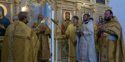 Епископ Серпуховской Роман возглавил Божественную литургию в Никольском храме села Рогачево